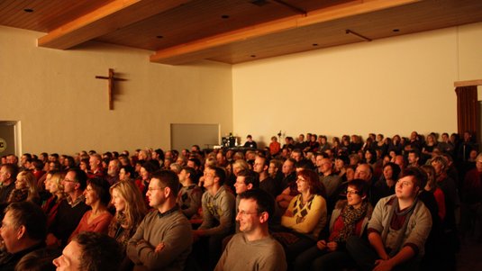 Blick in den Zuschauerraum im Jugendheimsaal